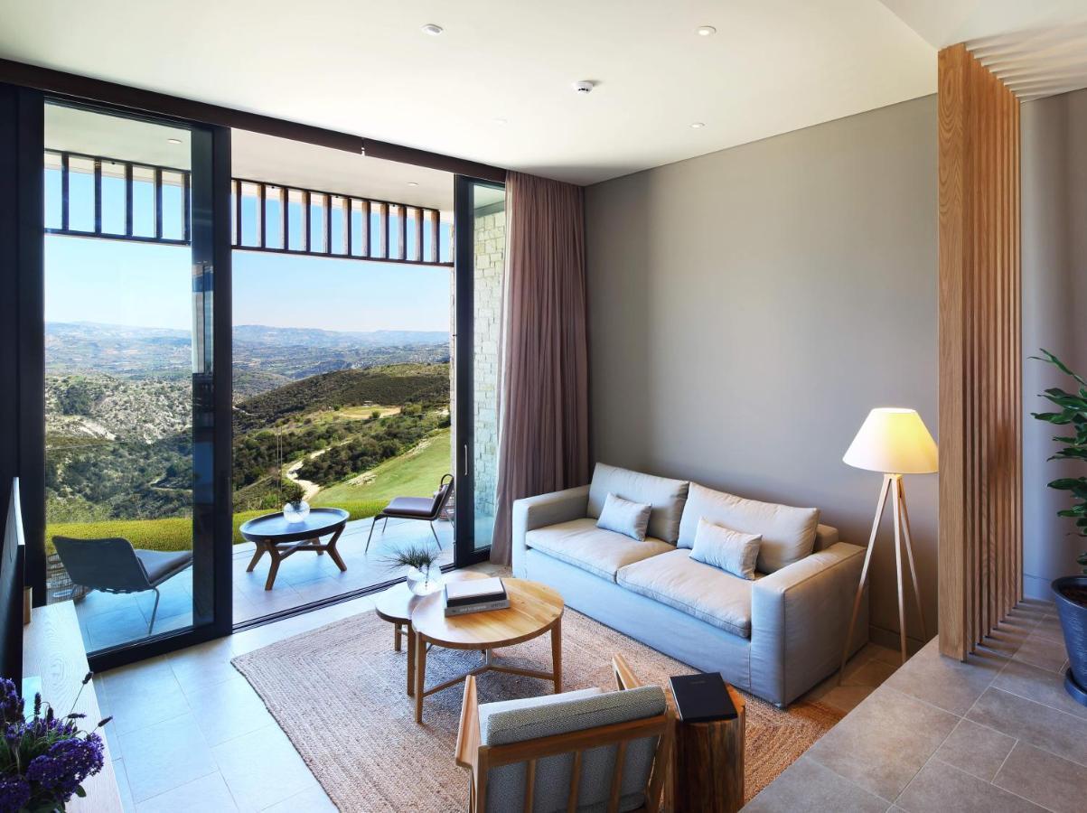 Minthis Resort Tsadha Bagian luar foto A living room at the hotel