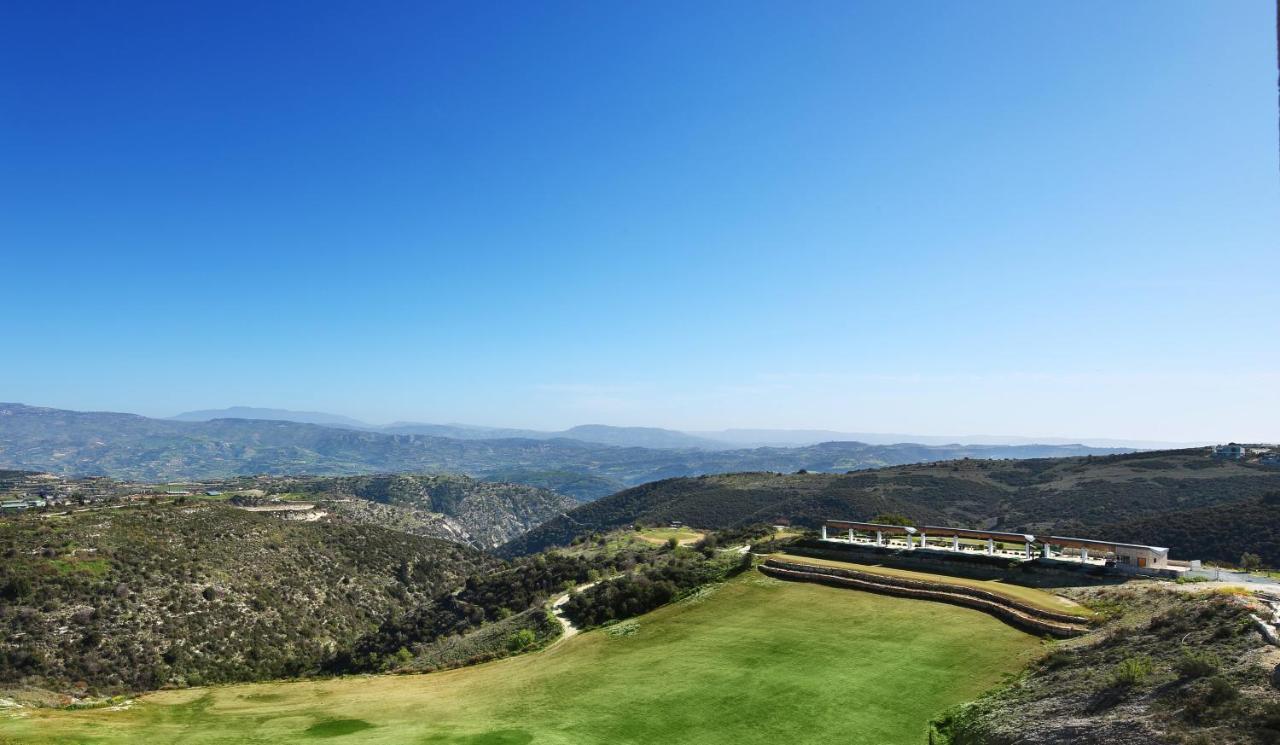 Minthis Resort Tsadha Bagian luar foto View of the golf course
