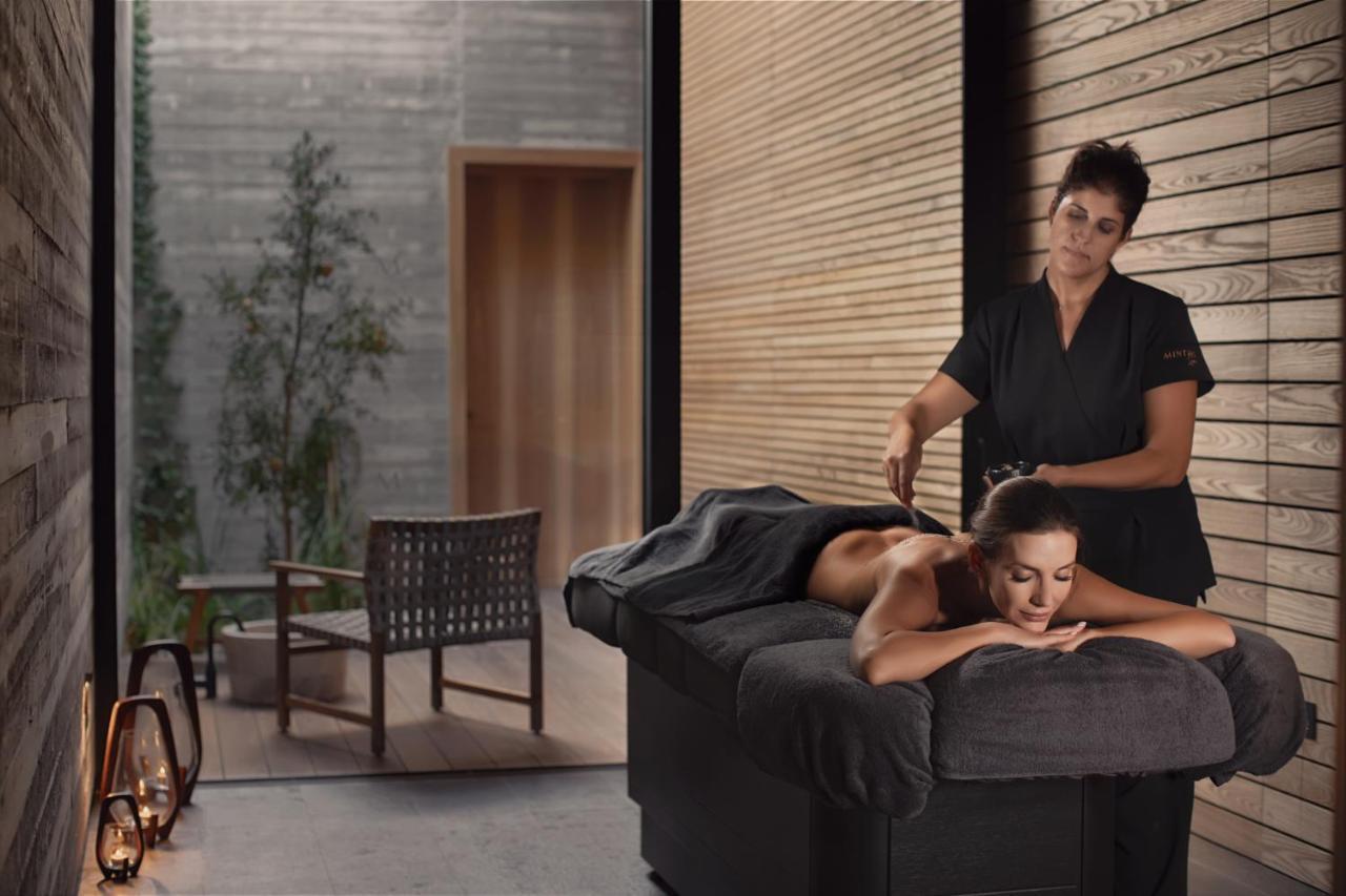 Minthis Resort Tsadha Bagian luar foto A massage therapist at work